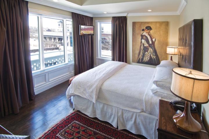 Superior King Room interior